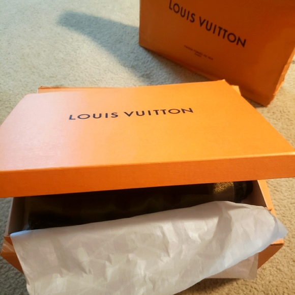 Louis Vuitton scarf - Picture 1 of 4